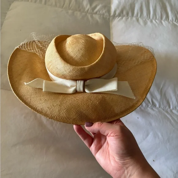 Vintage straw broad brimmed hat with veil - Picture 6 of 7